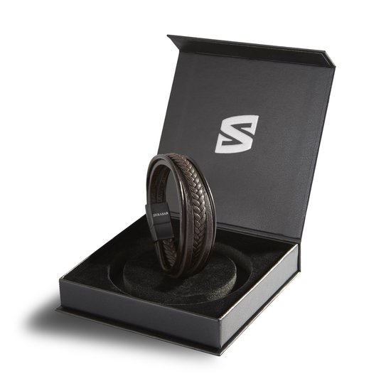 Bruine gevlochten en gladde leren armbanden van SERASAR in een open zwarte sieradendoos met het SERASAR-logo.