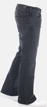 Donkergrijze jeans met bootcut pasvorm, gezien vanaf de zijkant.