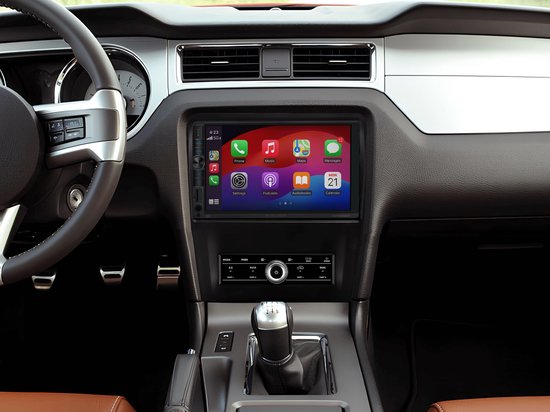 Een autoradio met 7-inch touchscreen en Apple CarPlay, gemonteerd in een auto dashboard.
