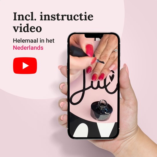Hand toont smartphone met instructievideo voor nagels, Miss Jules logo.
