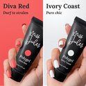 Handen met rode nagels, houdt tube Miss Jules polygel Diva Red. Handen met witte nagels, houdt tube polygel Ivory Coast.