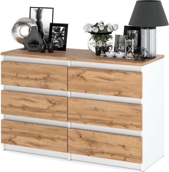 Ladekast met zes laden, wit frame en eikenhouten fronten, met decoratie bovenop.