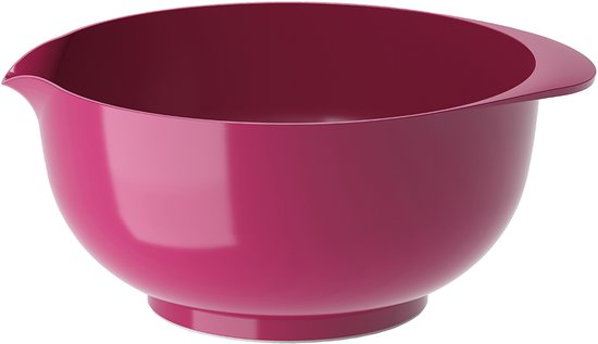 Een roze mengkom met schenktuit en handvat op een witte achtergrond.