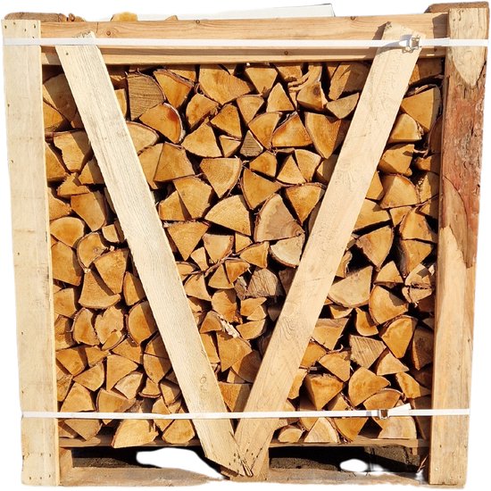 Een halve pallet ovengedroogd berkenhout, netjes gestapeld in een houten kist met witte banden en een schuine houten versteviging.