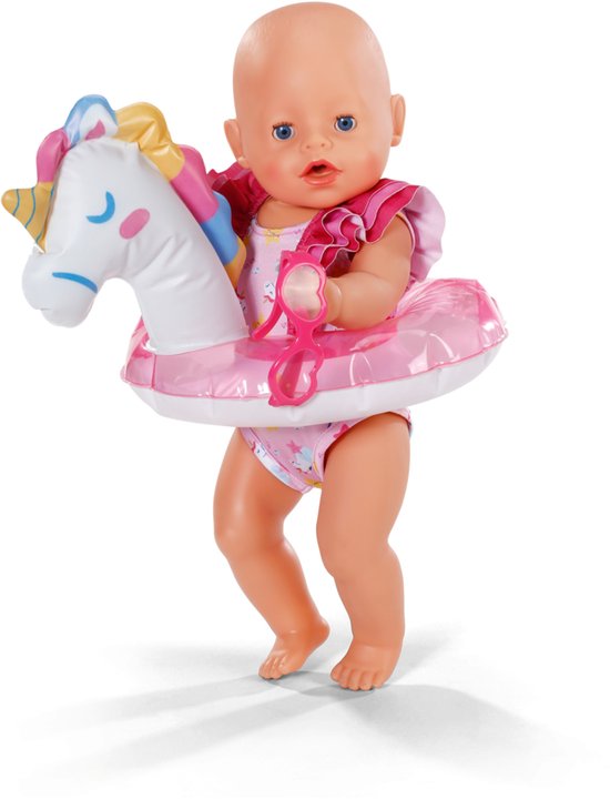Baby pop met zwemband in eenhoornvorm, met roze glitter zwemband om haar middel en een glitter zwempak.