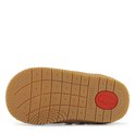 Onderkant van een witte sneaker met bruine rubberen zool, sterpatroon en Shoesme logo.