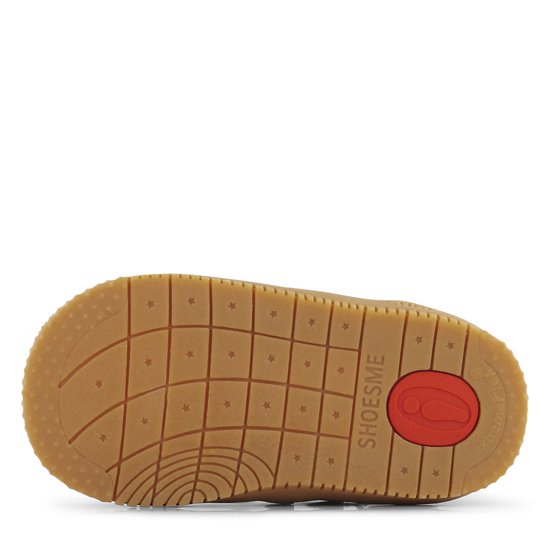 Onderkant van een witte sneaker met bruine rubberen zool, sterpatroon en Shoesme logo.