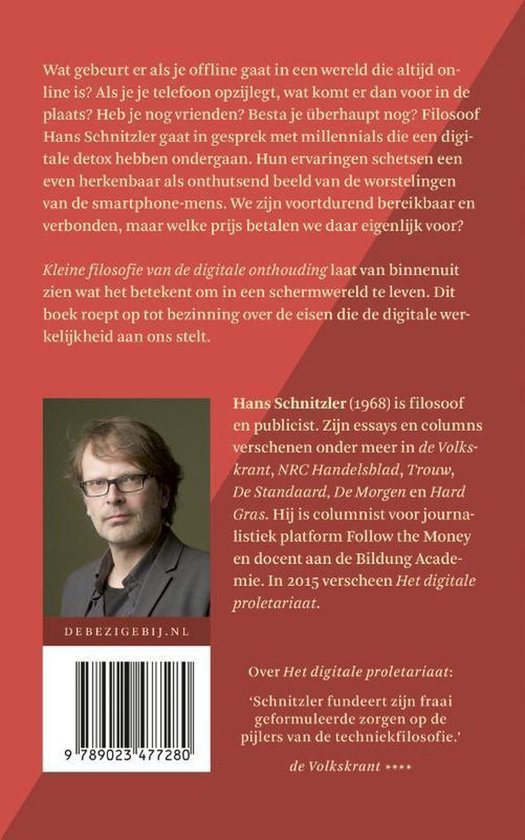 Portret van Hans Schnitzler, auteur van 'Kleine filosofie van de digitale onthouding'. De achtergrond is rood met tekst.