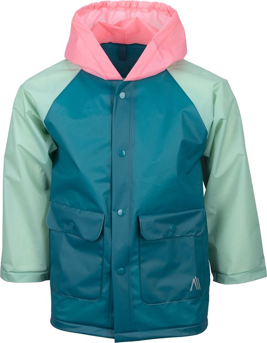 Kinderregenjas met groene mouwen, turquoise body, roze capuchon, drukknoopsluiting en twee klepzakken.