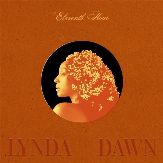 Albumhoes met de tekst 'Eleventh Hour' en 'LYNDA DAWN'. Een portret van een vrouw met bloemen in haar haar.