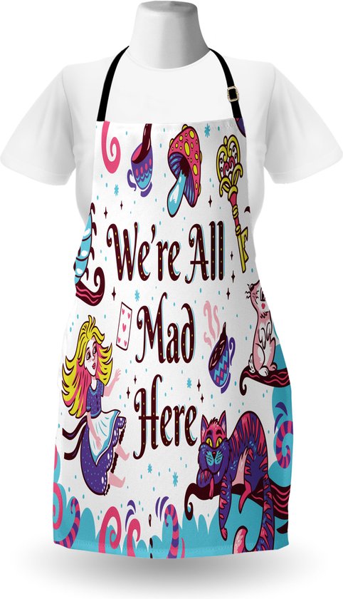 Een wit schort met illustraties van Alice in Wonderland, waaronder de tekst 'We're All Mad Here', een kat, een konijn, een sleutel en paddenstoelen.