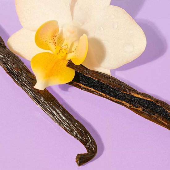 Twee vanillestokjes met zaden en een witte orchidee met gele accenten op een lila achtergrond.