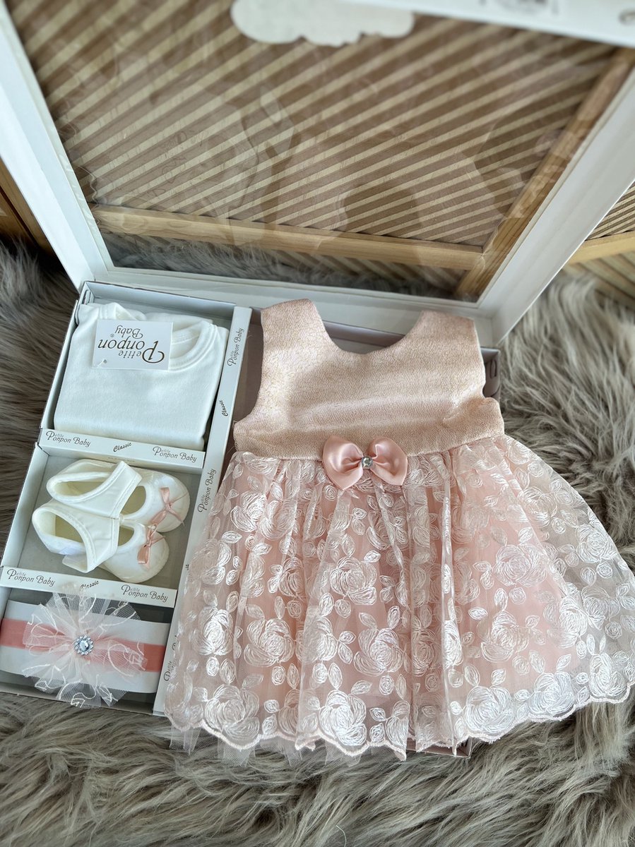 luxe feestjurk-bruidsjurk-Baby jurk-tule jurk-doopjurk -doopkleedje-onderhemd-haarband-schoentjes- new born-geschenkset -geschenkdoos-kraamcadeau-fotoshoot newborn-doopsel-4 delige set- lichzalm kleur-blaadjesmotief-maat 56/62 (0 tem 4 maanden)