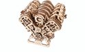 Houten V8 motor model, schuin van voren weergegeven met tandwielen en distributieketting op witte achtergrond.