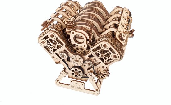 Houten V8 motor model, schuin van voren weergegeven met tandwielen en distributieketting op witte achtergrond.