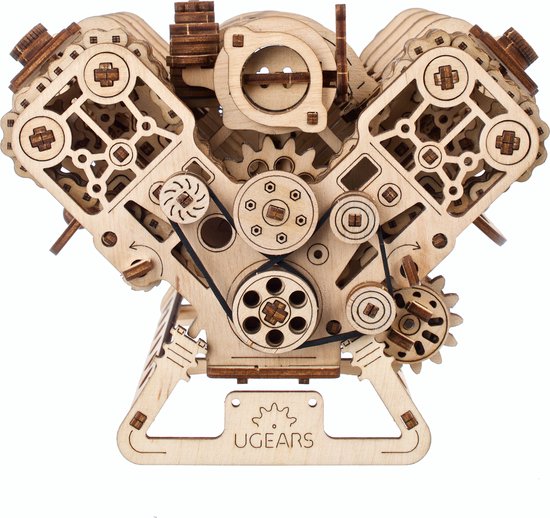 Gedetailleerd houten V8 motor model met zichtbare tandwielen en banden, op een witte achtergrond.
