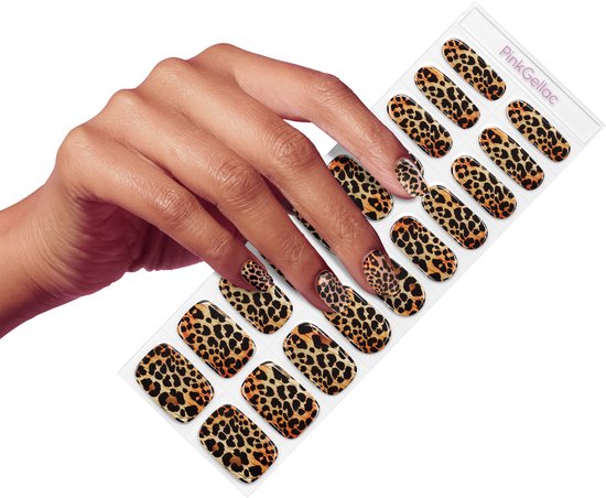 Hand met nagels versierd met luipaardprint gel nagelstickers, naast een vel met 20 stickers.