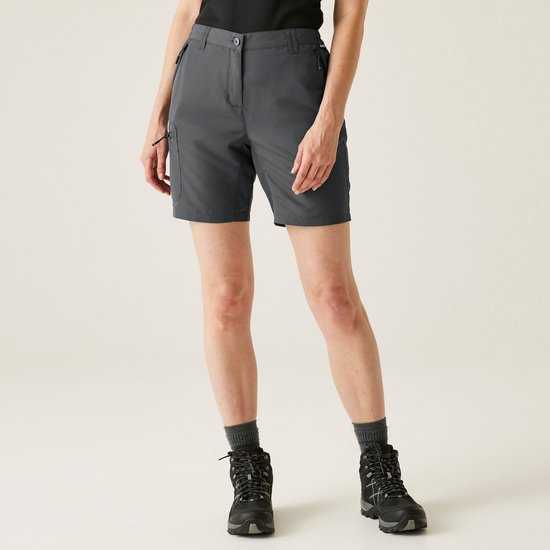 Model draagt donkergrijze wandelshorts met wandelkleding en laarzen.