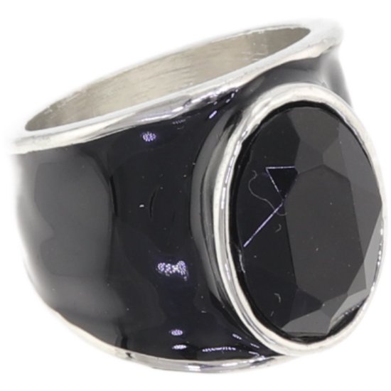 Zilverkleurige statement ring met zwart emaille en een facetgeslepen zwarte steen.