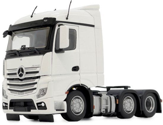 Witte Mercedes-Benz Actros Streamspace truck 6x2, zijkant zichtbaar met logo, grille en zwarte wielen.