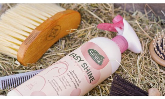 Witte sprayfles met roze dop en spuit, met 'EASY SHINE' erop. Omringd door borstels en hooi.
