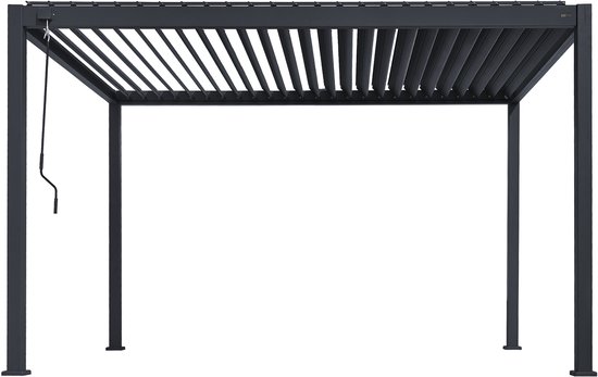 Pergola grise avec un toit ouvert à lamelles, avec une manivelle sur le côté.