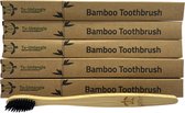 Stapel van vijf bruine kartonnen verpakkingen voor bamboe tandenborstels, met één tandenborstel ervoor.