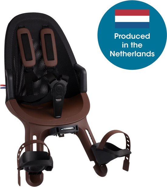 Een bruin fietsstoeltje met een zwarte mesh rugleuning, bruine banden en zwarte voetsteunen. Gemaakt in Nederland met Nederlandse vlag.