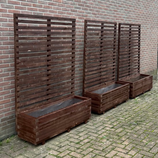 Drie bruine houten plantenbakken met klimrek naast een bakstenen muur.