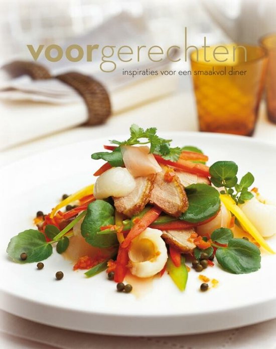 Voorgerechten, inspiraties voor een smaakvol diner, met een salade van vlees, groenten en vruchten.