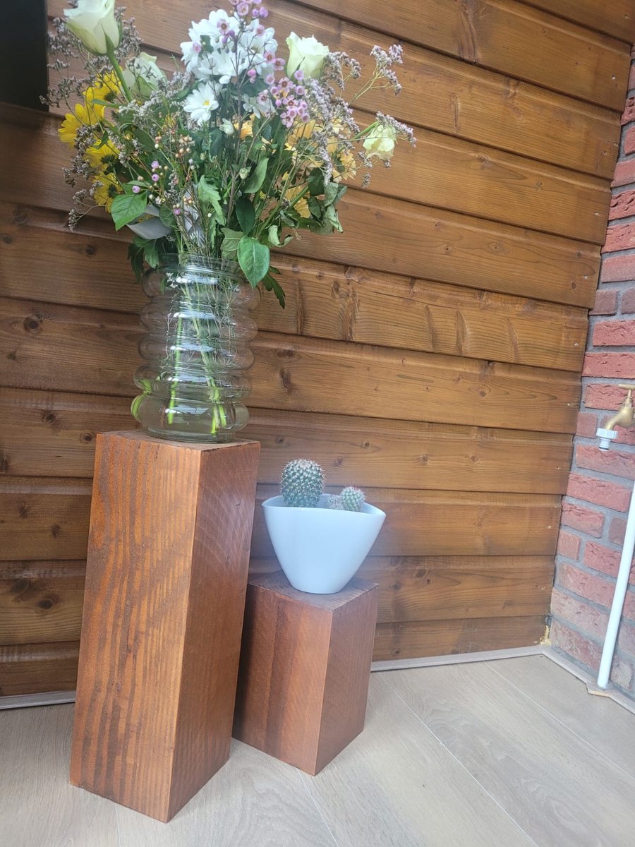 Set van 2 Houten Bloemenzuilen – Stijlvolle Sokkel in Notenkleur
