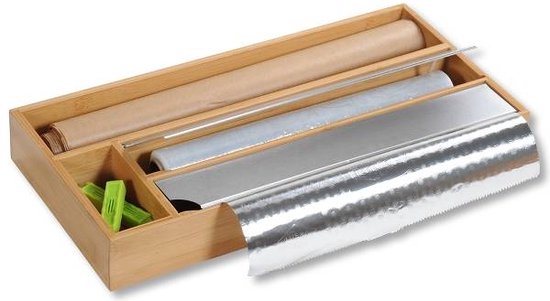 Distributeur de film en bois avec rouleaux de papier sulfurisé, film plastique, papier aluminium et pinces vertes.