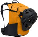 Oranje rugzak met een helm bevestigd aan de voorkant.