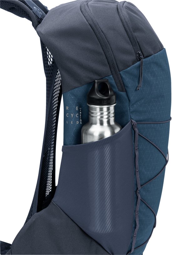 Donkerblauwe Vaude rugzak, detail van het zijvak met een waterfles.