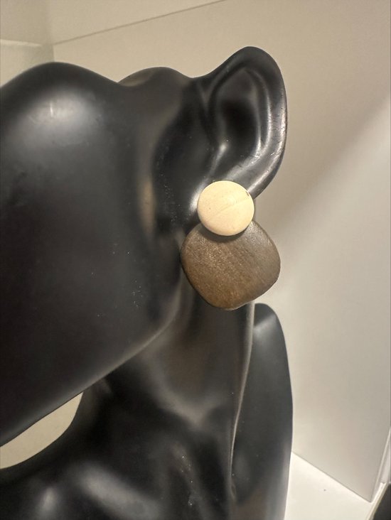 Petites boucles d'oreilles à tige en bois marron clair et marron foncé