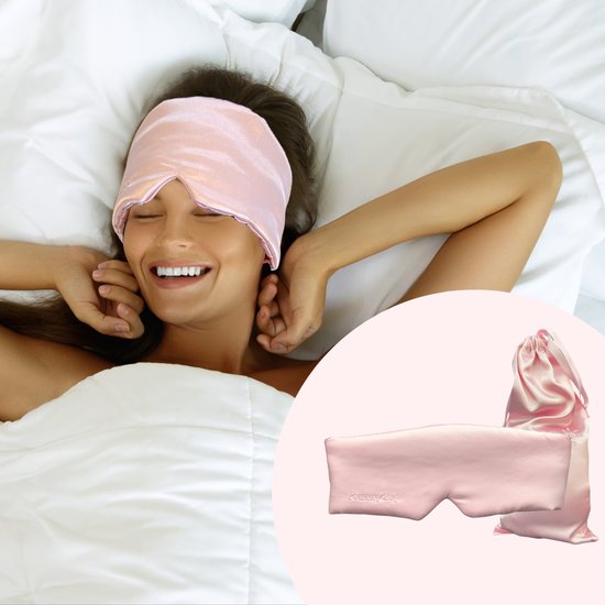 Vrouw met roze slaapmasker en een set roze slaapmasker en tasje. '100% zijde'.