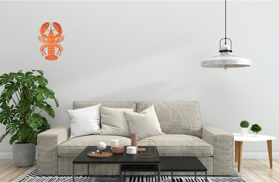 Oranje kreeft-decoratie aan een witte muur boven een bank en salontafels.