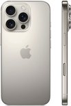 Zilverkleurige iPhone 14 Pro, vooraanzicht met de drie camera's en Apple logo, en zijaanzicht met knoppen.