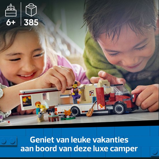 Kinderen spelen met een Lego City camper set.