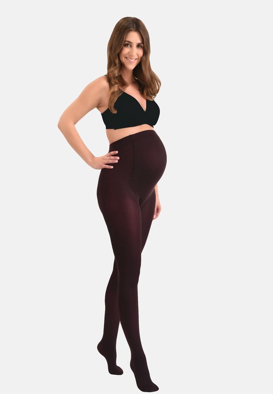 Een zwangere vrouw draagt een wijnbruine panty, 60 denier.