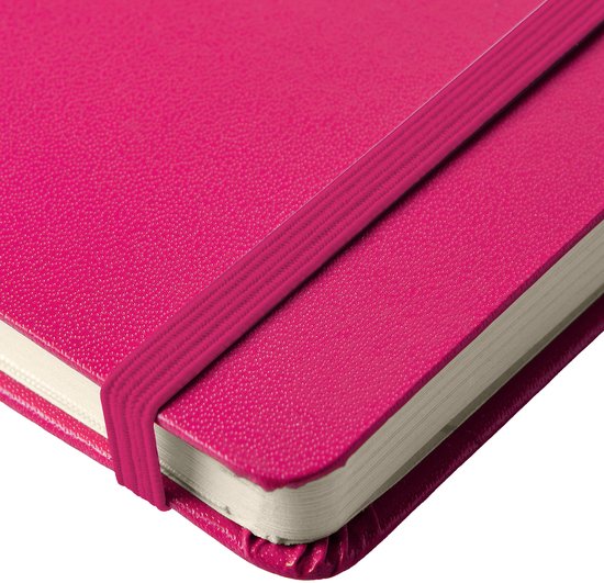 Detail van fuchsia notitieboek met gestructureerde kaft en elastische band.