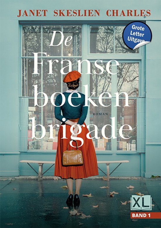 Vrouw in oranje baret en jurk staat voor etalage met boekentitel "De Franse boekenbrigade".