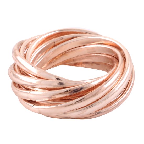Bague dorée à plusieurs anneaux torsadés, sur fond noir.