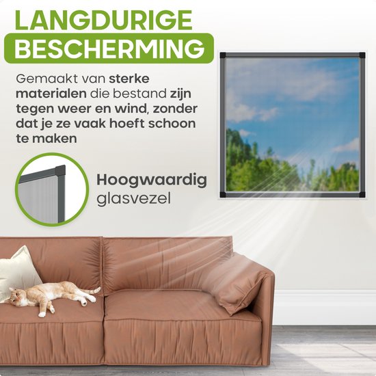 Raamhor van glasvezel met uitzicht op de lucht en bomen, roestbruine bank met kat.
