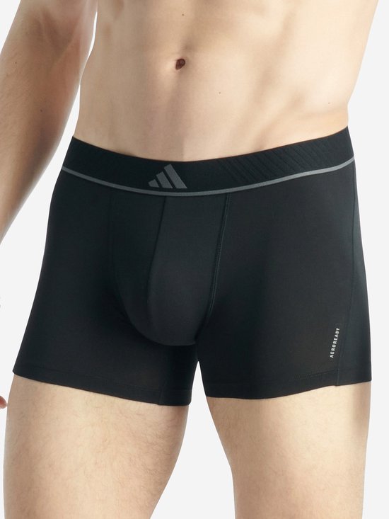Zwarte Adidas boxershorts met grijze tailleband, logo op de voorkant en 'AEROREADY' op de zijkant.