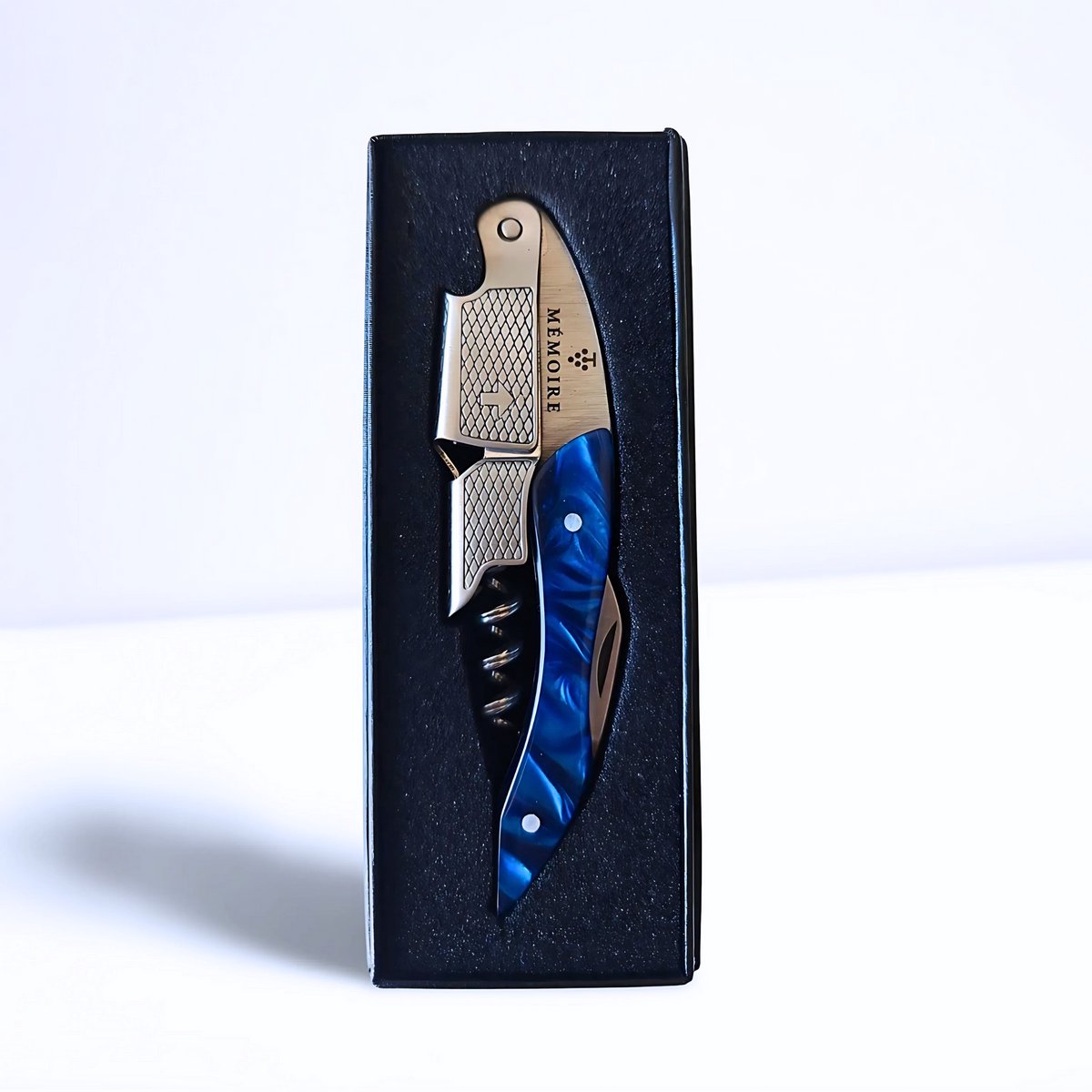 Mémoire® Couteau Sommelier Résine Saffier - Kurkentrekker van Edelhars - 3 in 1 Sommelier mes met Flessenopener en Foliesnijder - Stijlvolle en Duurzame Wijnopener - Perfect voor Horeca en Thuis - Premium Kelnermes voor Wijnliefhebbers - Luxe Cadeau — cadeau in Kookcadeaus - foto 3