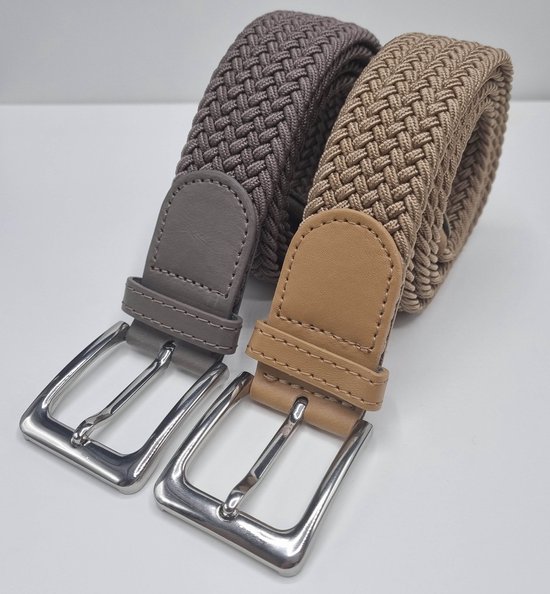 Twee gevlochten elastische riemen met leren details en zilverkleurige gespen, één in bruin en één in beige.
