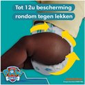 Een baby met een Pampers luier die tot 12 uur bescherming biedt tegen lekken.