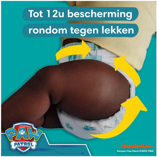Een baby met een Pampers luier die tot 12 uur bescherming biedt tegen lekken.