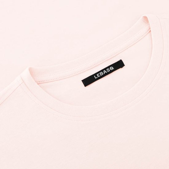 Lichtroze t-shirt met ronde hals en een zwart label met LEBASQ.